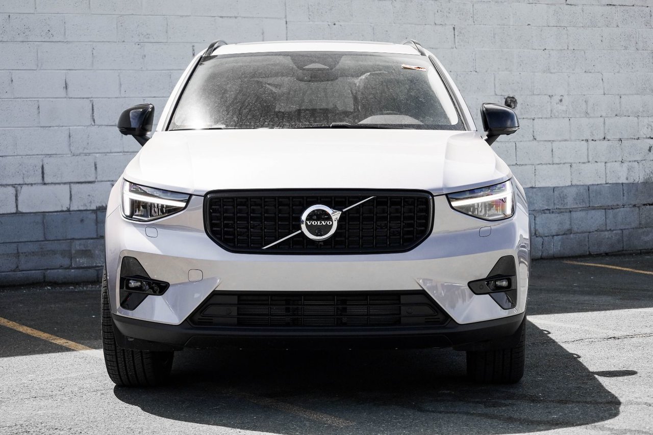 2026 Volvo XC40 Plus (Dark Theme)-4