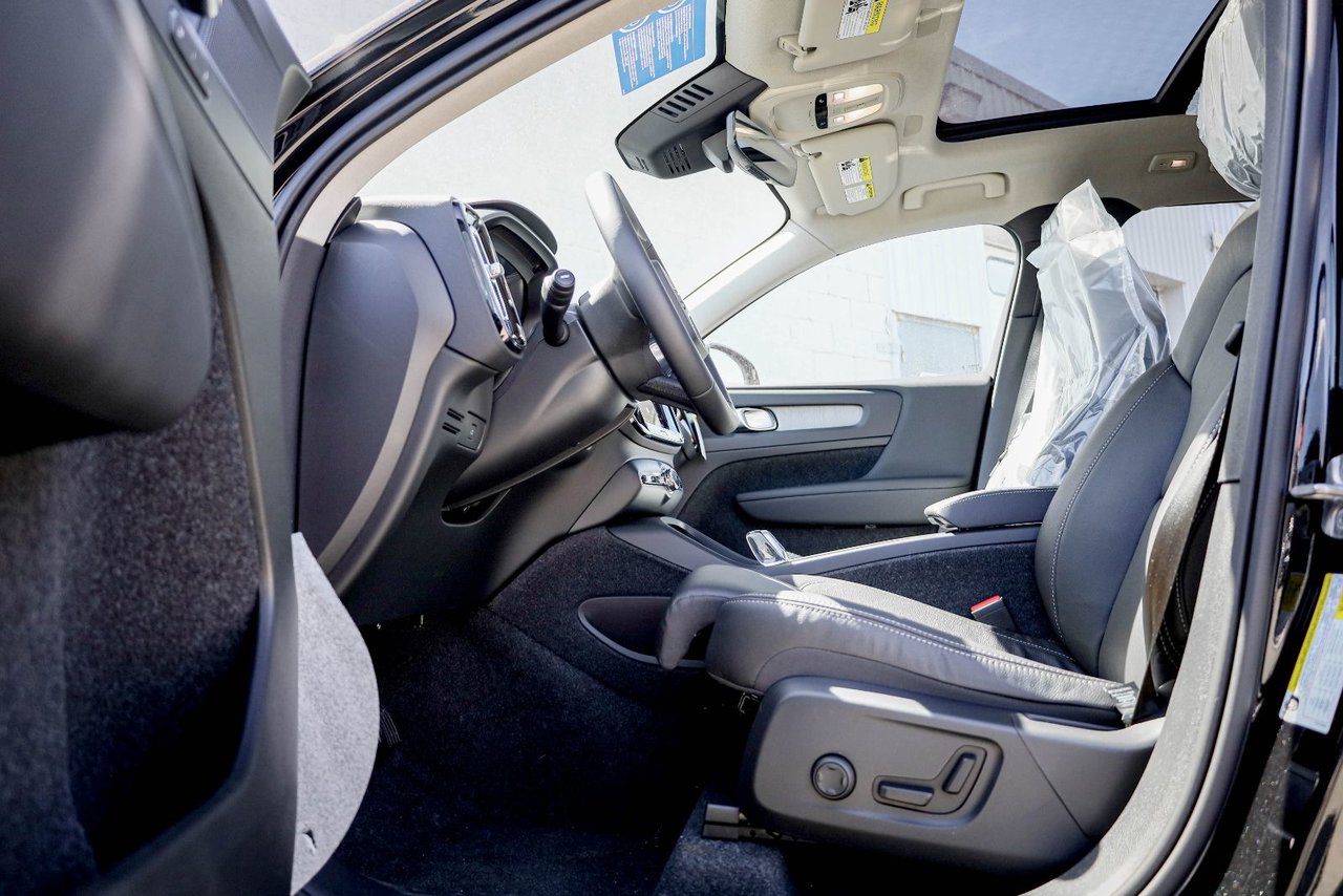 2026 Volvo XC40 Plus (Dark Theme)-8