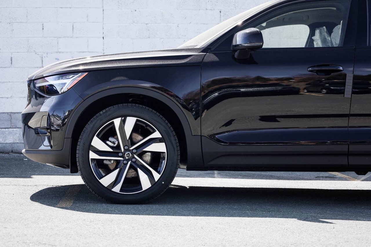 2026 Volvo XC40 Plus (Dark Theme)-1