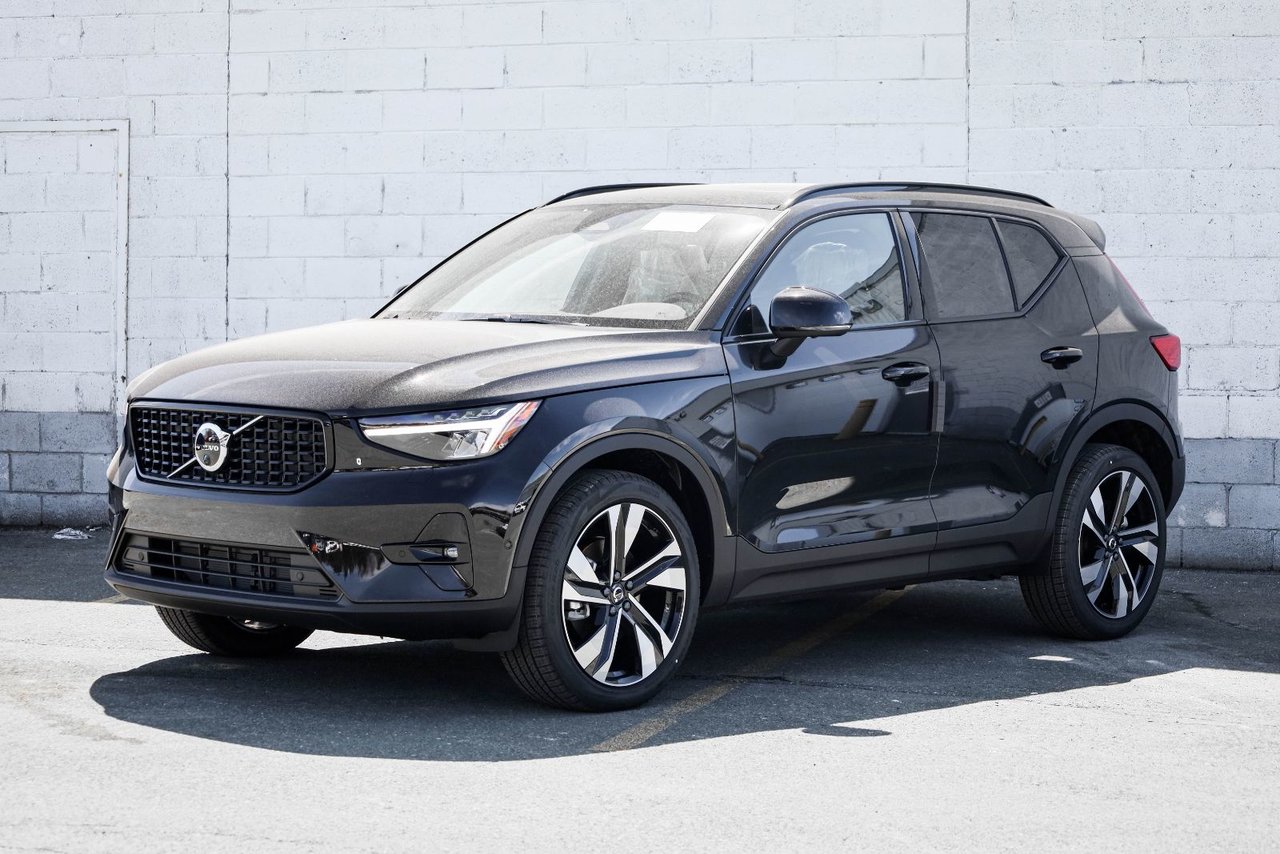 2026 Volvo XC40 Plus (Dark Theme)-5