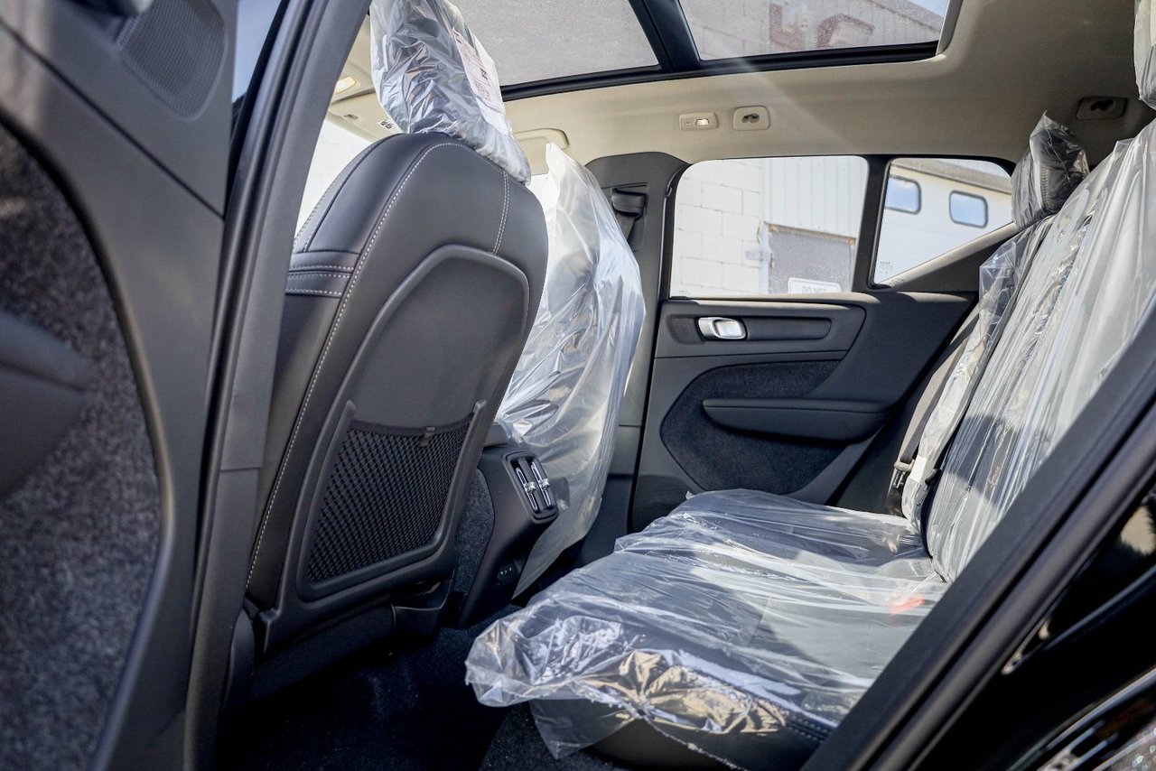 2026 Volvo XC40 Plus (Dark Theme)-12