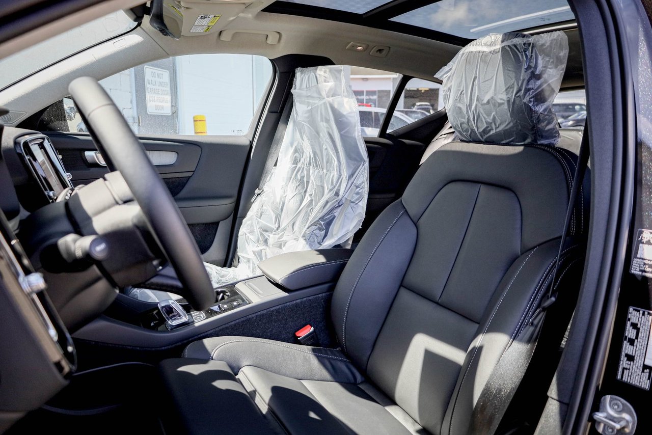 2026 Volvo XC40 Plus (Dark Theme)-11