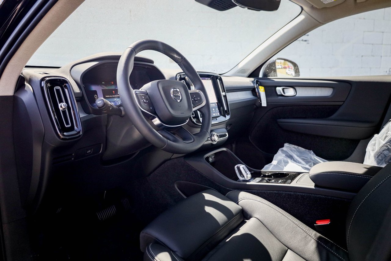 2026 Volvo XC40 Plus (Dark Theme)-9