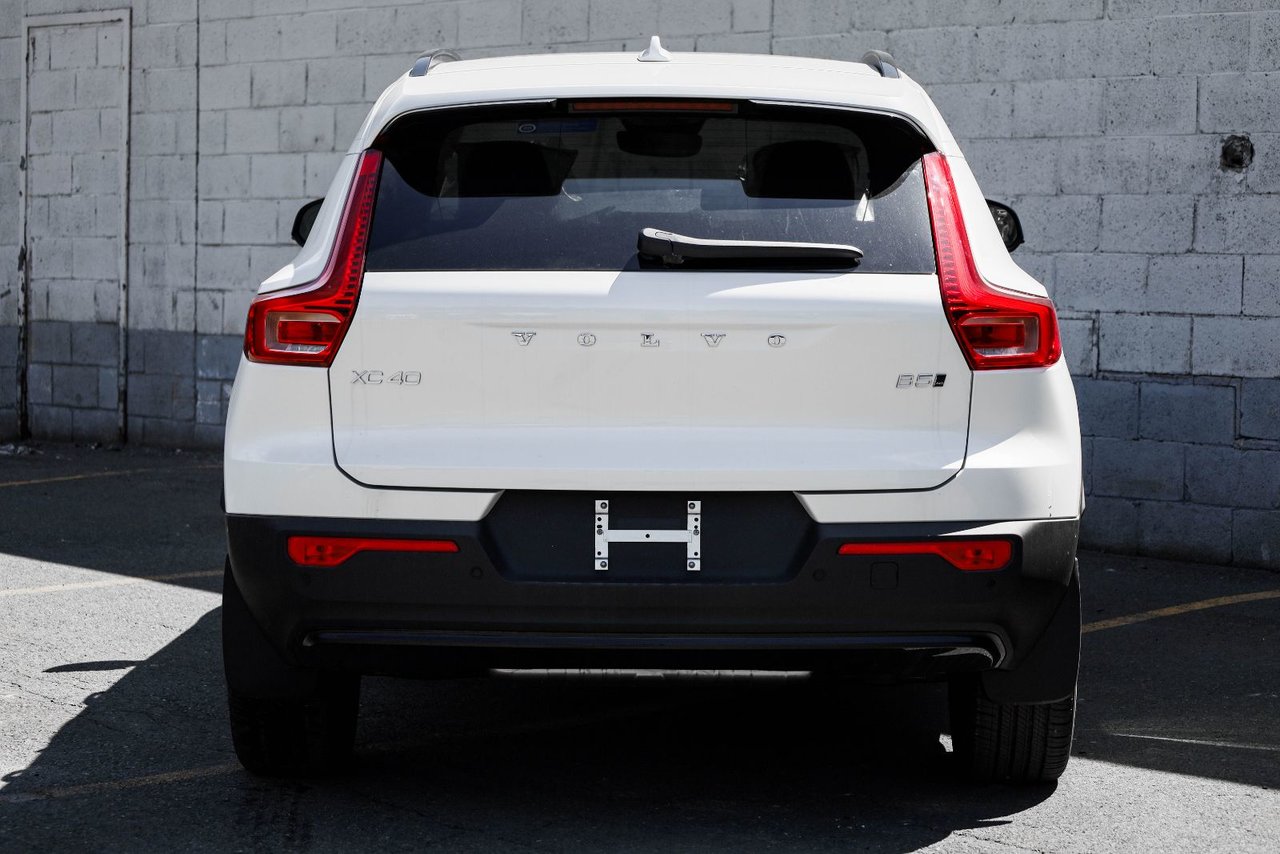 2026 Volvo XC40 Plus (Dark Theme)-7