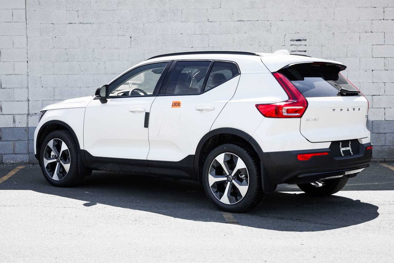 2026 Volvo XC40 Plus (Dark Theme)-6
