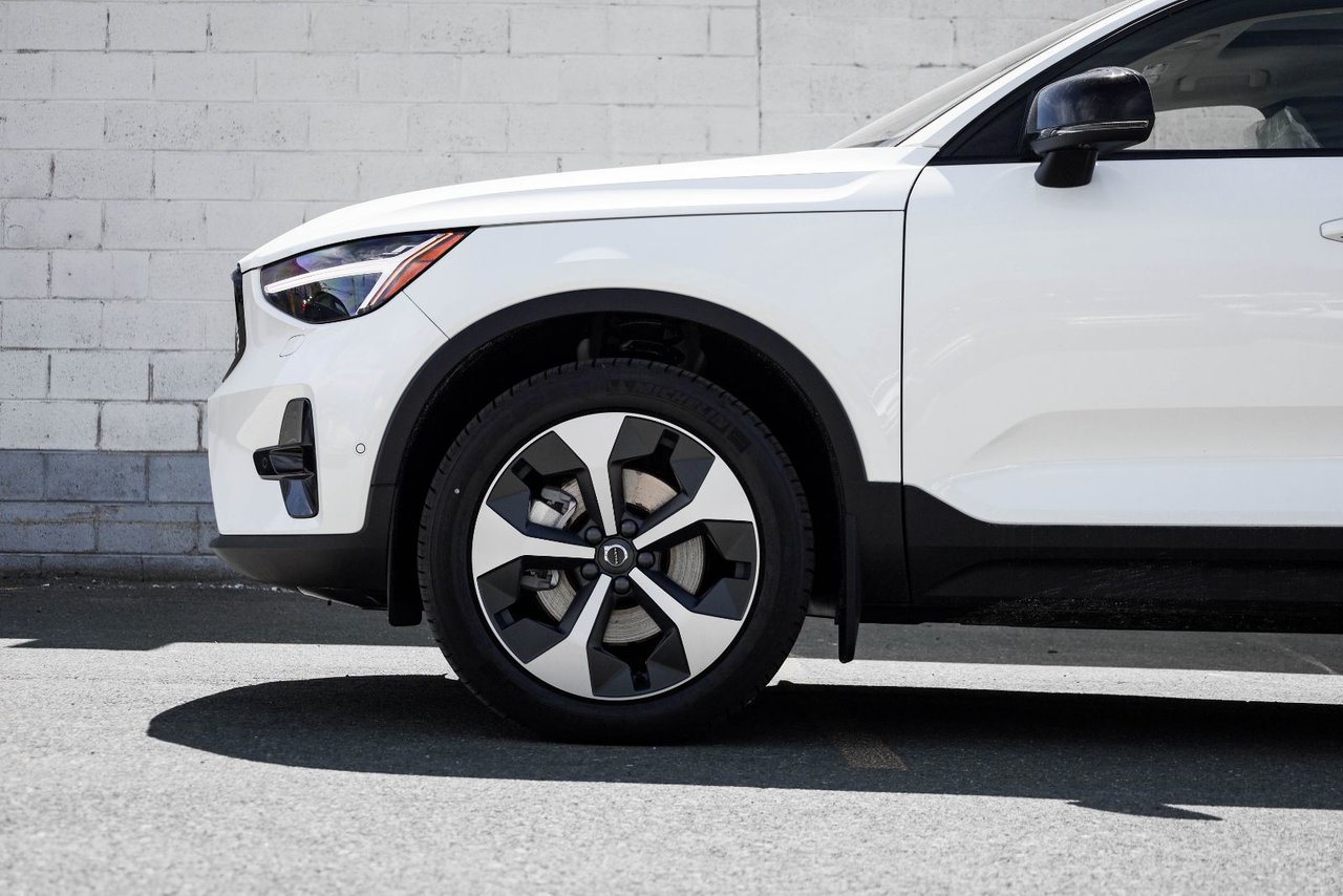 2026 Volvo XC40 Plus (Dark Theme)-1