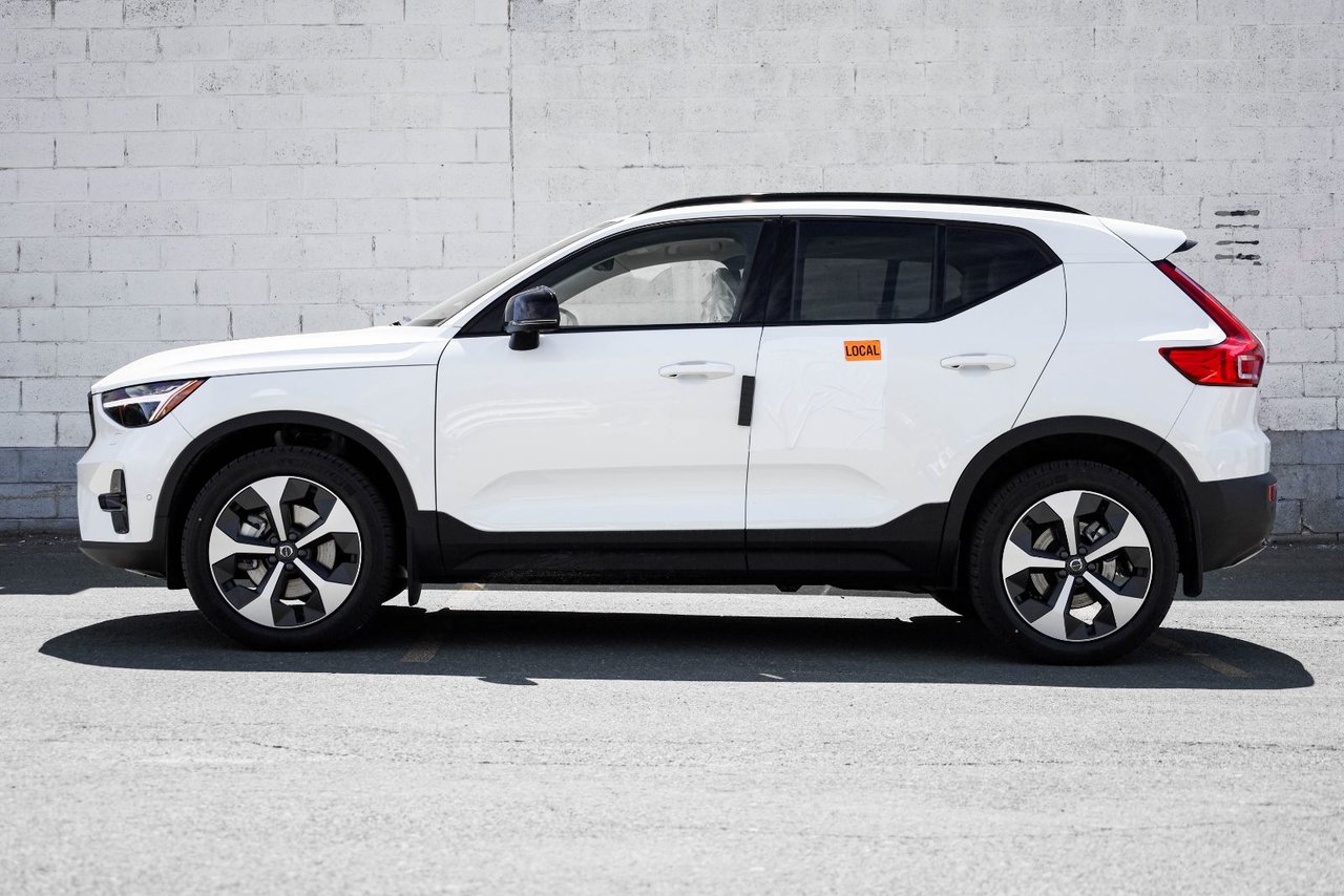 2026 Volvo XC40 Plus (Dark Theme)-0