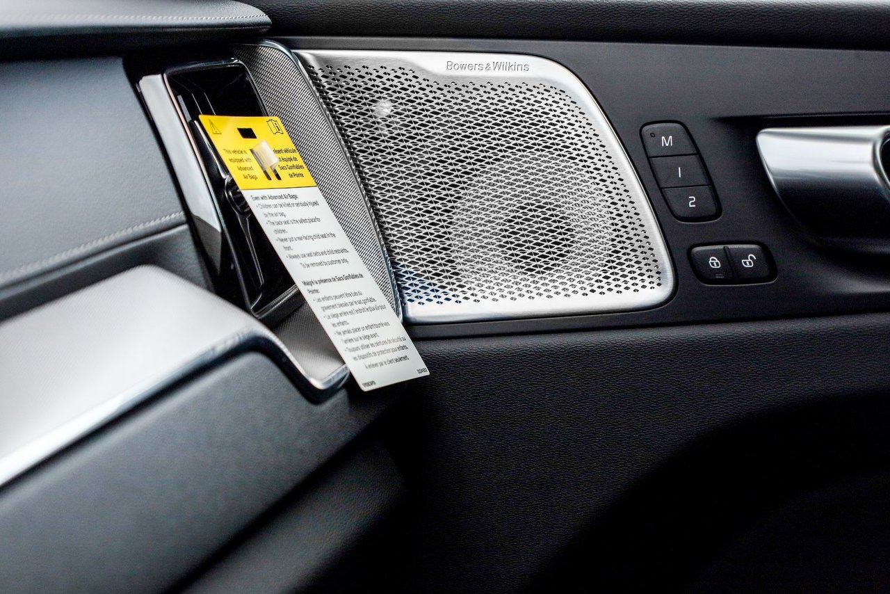 2026 Volvo XC60 Plug-in hybrid Ultra Black Edition-14