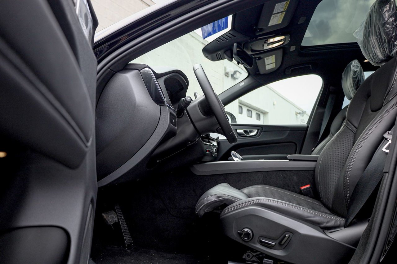 2026 Volvo XC60 Plug-in hybrid Ultra Black Edition-9