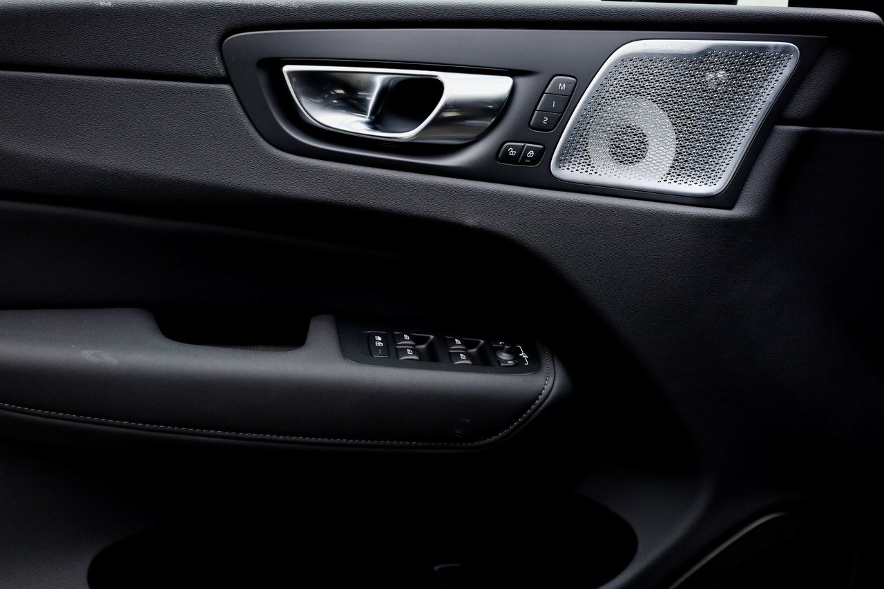 2026 Volvo XC60 Plug-in hybrid Ultra Black Edition-13