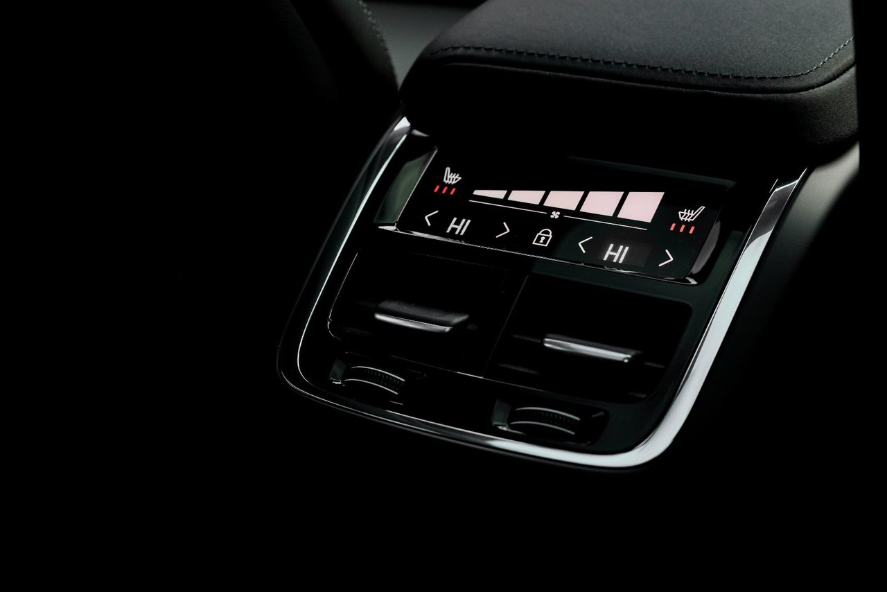 2026 Volvo XC60 Plug-in hybrid Ultra Black Edition-21