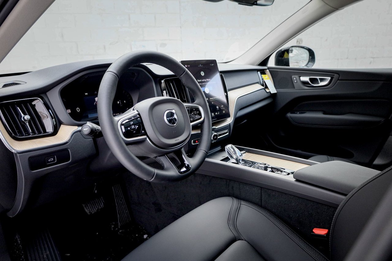 2026 Volvo XC60 Plus-11