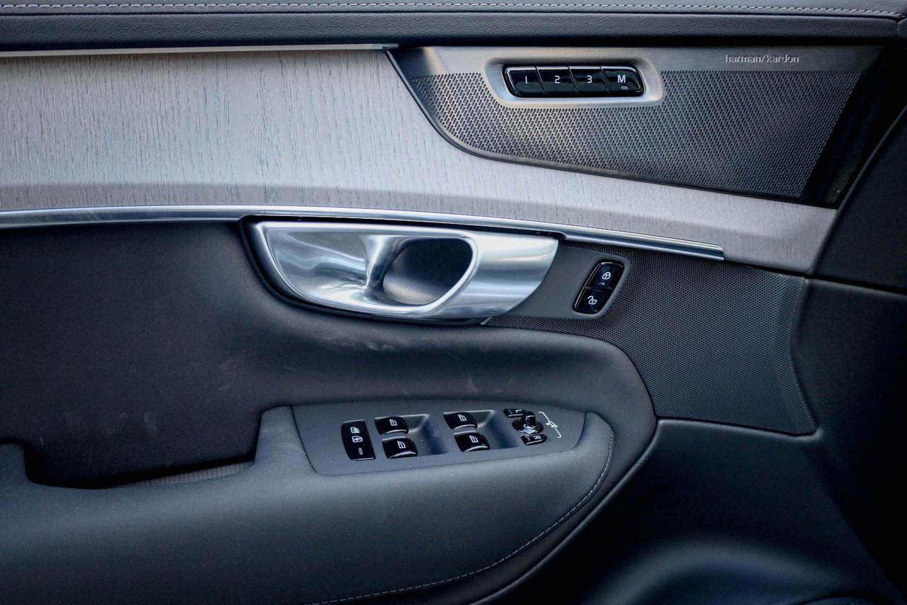 2026 Volvo XC90 Plug-in hybrid Ultra 7-Seater (Dark Theme)-11