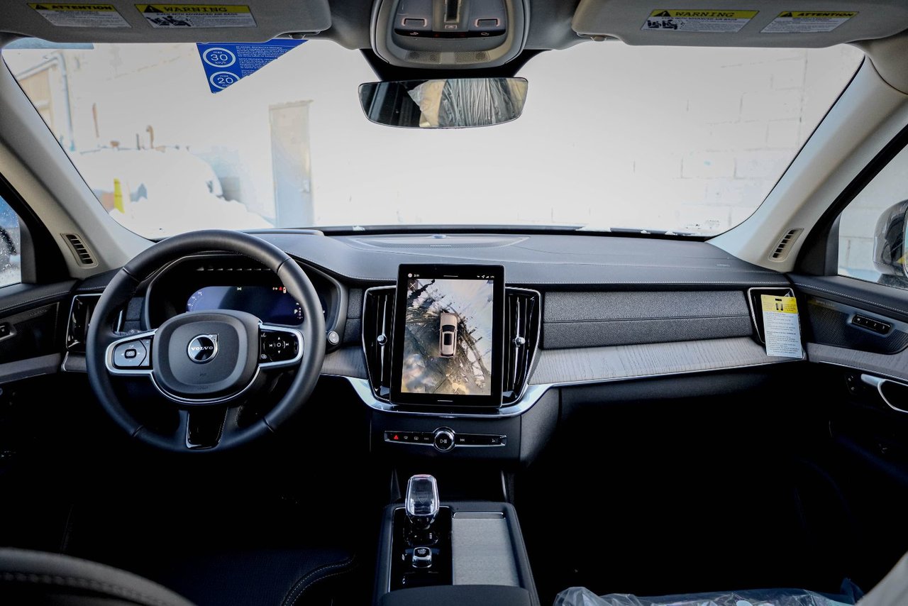 2026 Volvo XC90 Plug-in hybrid Ultra 7-Seater (Dark Theme)-14