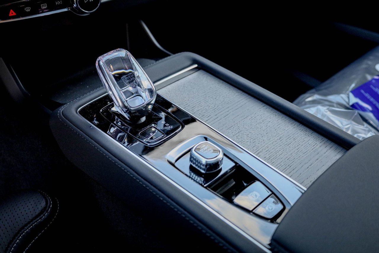 2026 Volvo XC90 Plug-in hybrid Ultra 7-Seater (Dark Theme)-12