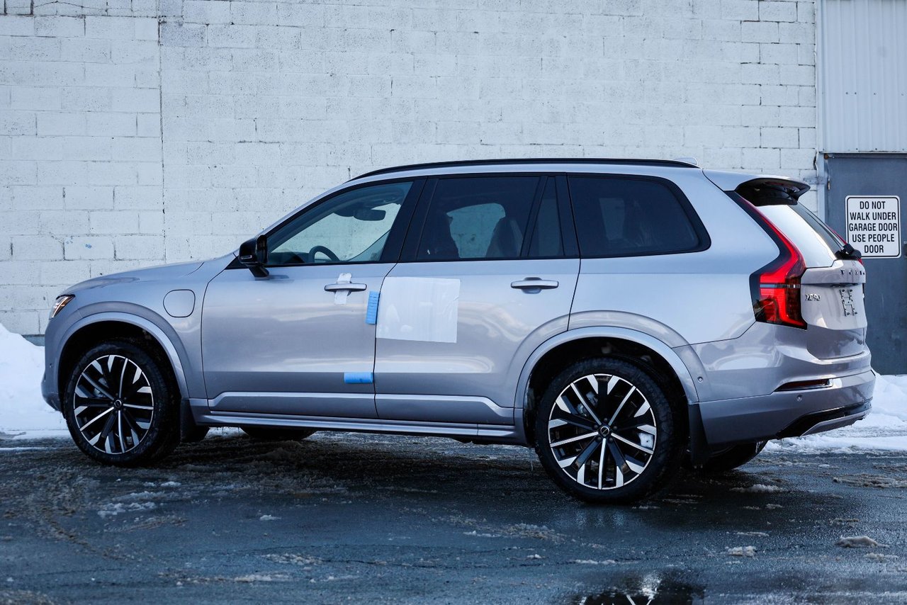 2026 Volvo XC90 Plug-in hybrid Ultra 7-Seater (Dark Theme)-5