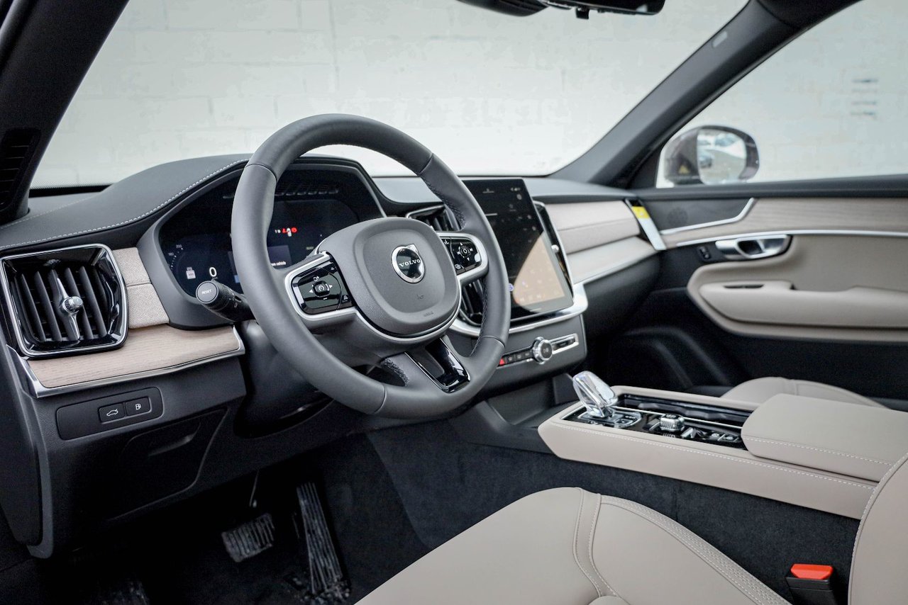 2026 Volvo XC90 Plug-in hybrid Plus 7-Seater (Bright Theme)-9