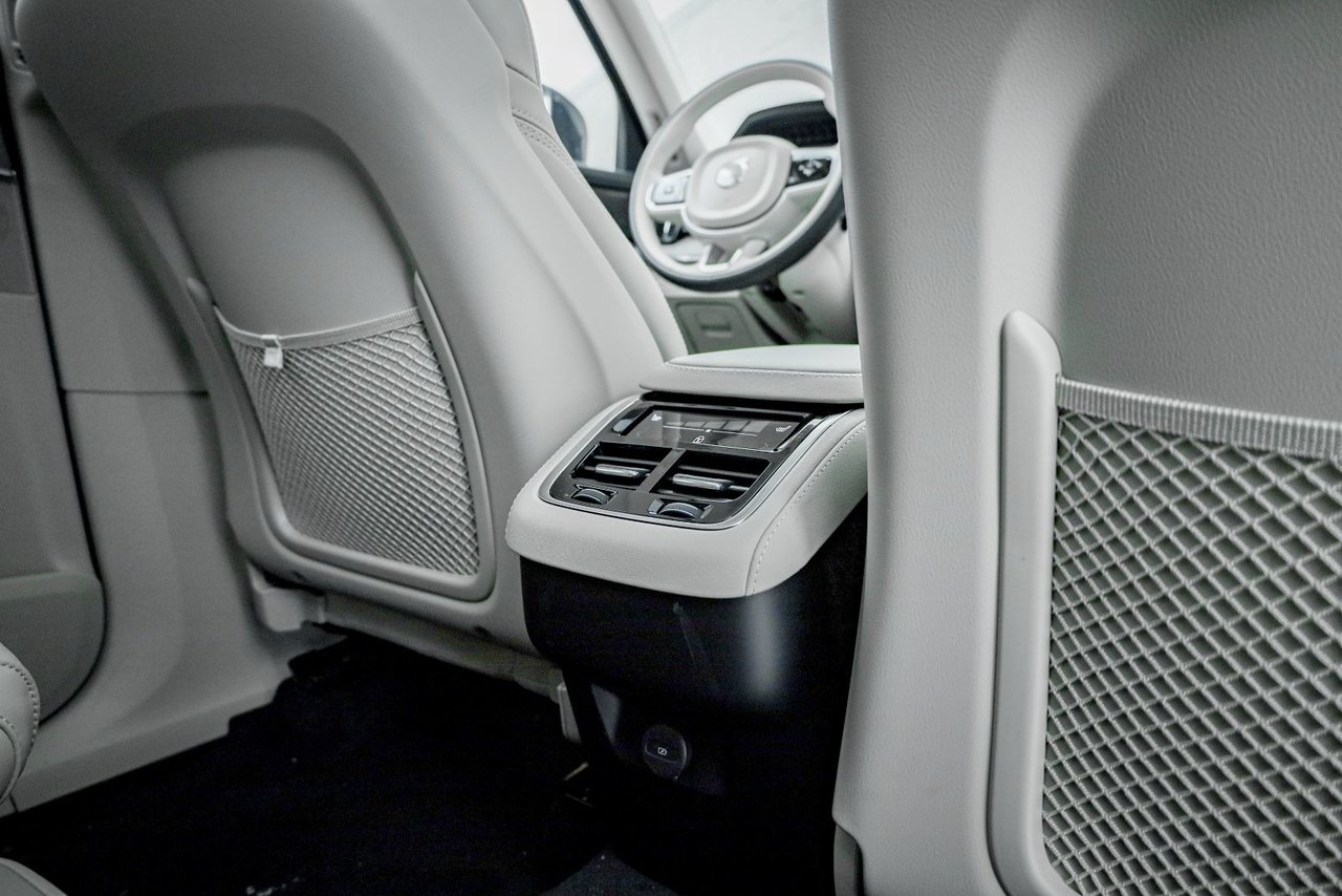 2026 Volvo XC90 Ultra 7-Seater (Dark Theme)-18