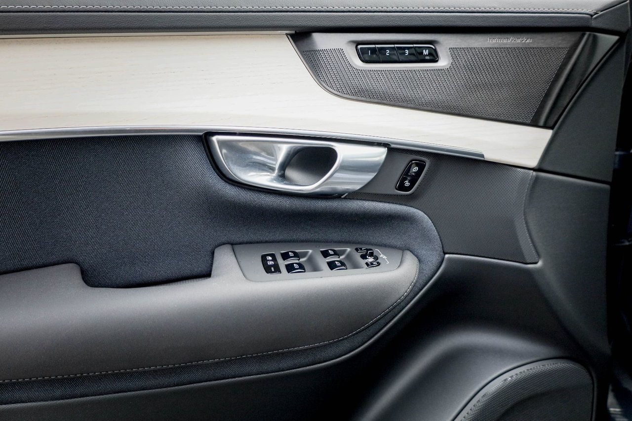 2026 Volvo XC90 Ultra 7-Seater (Dark Theme)-10