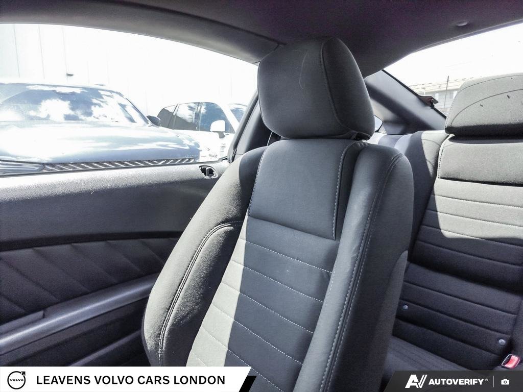2011 Ford MUSTANG V6-19