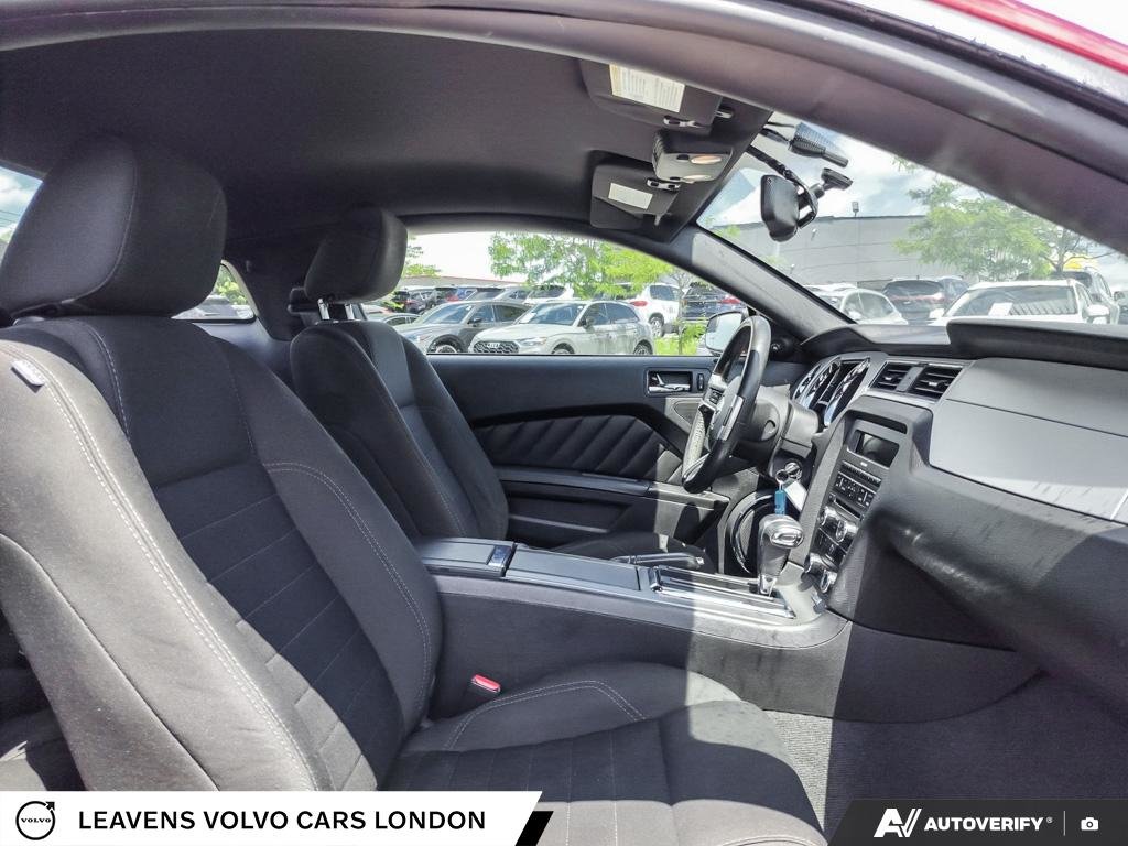 2011 Ford MUSTANG V6-21