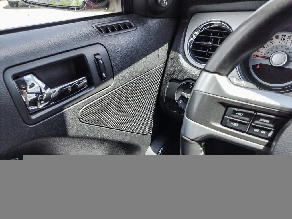 2011 Ford MUSTANG V6-16
