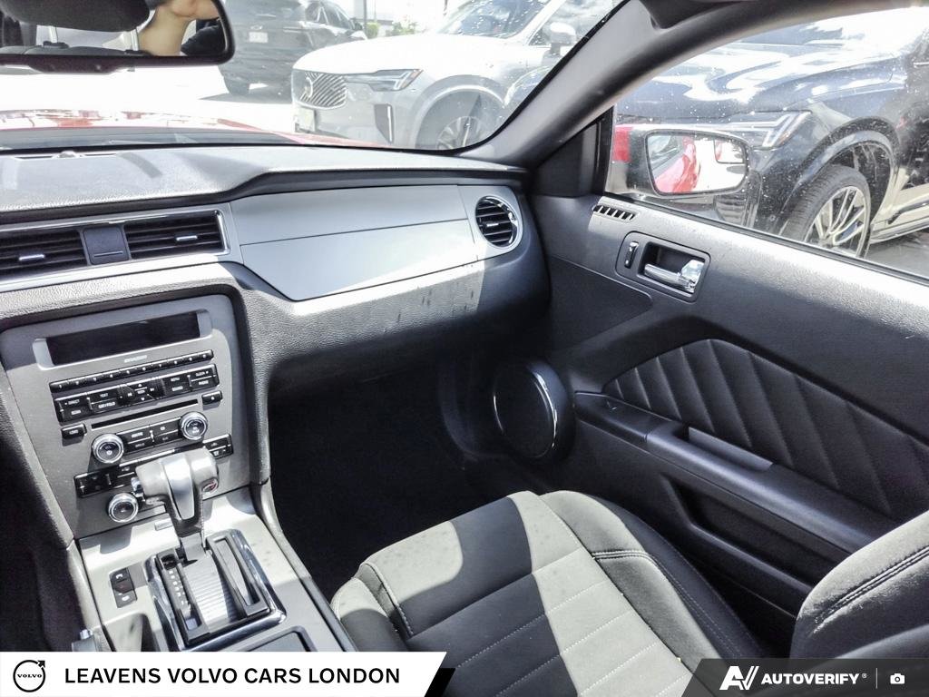 2011 Ford MUSTANG V6-24