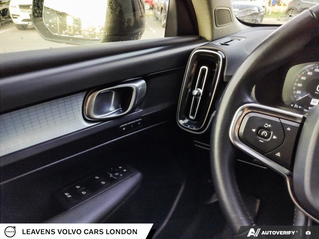 2020 Volvo XC40 MOMENTUM-16
