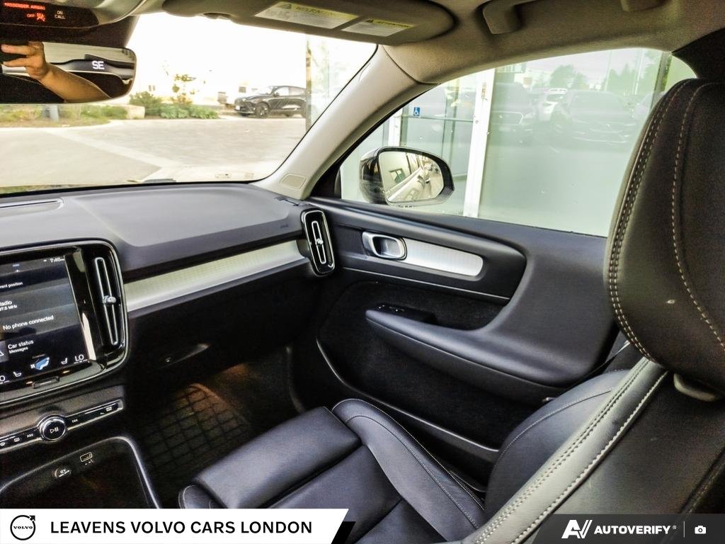 2020 Volvo XC40 MOMENTUM-24