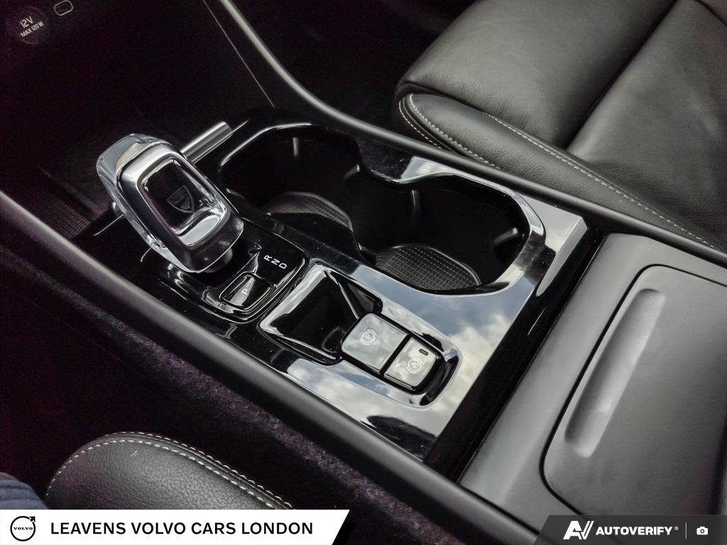 2024 Volvo XC40 ULTIMATE DARK THEME-17