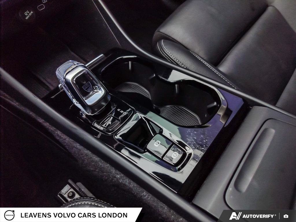 2025 Volvo XC40 PLUS DARK THEME-17