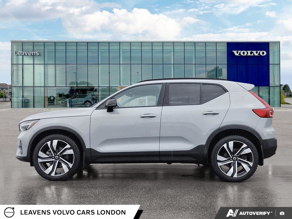 2025 Volvo XC40 PLUS DARK THEME-2