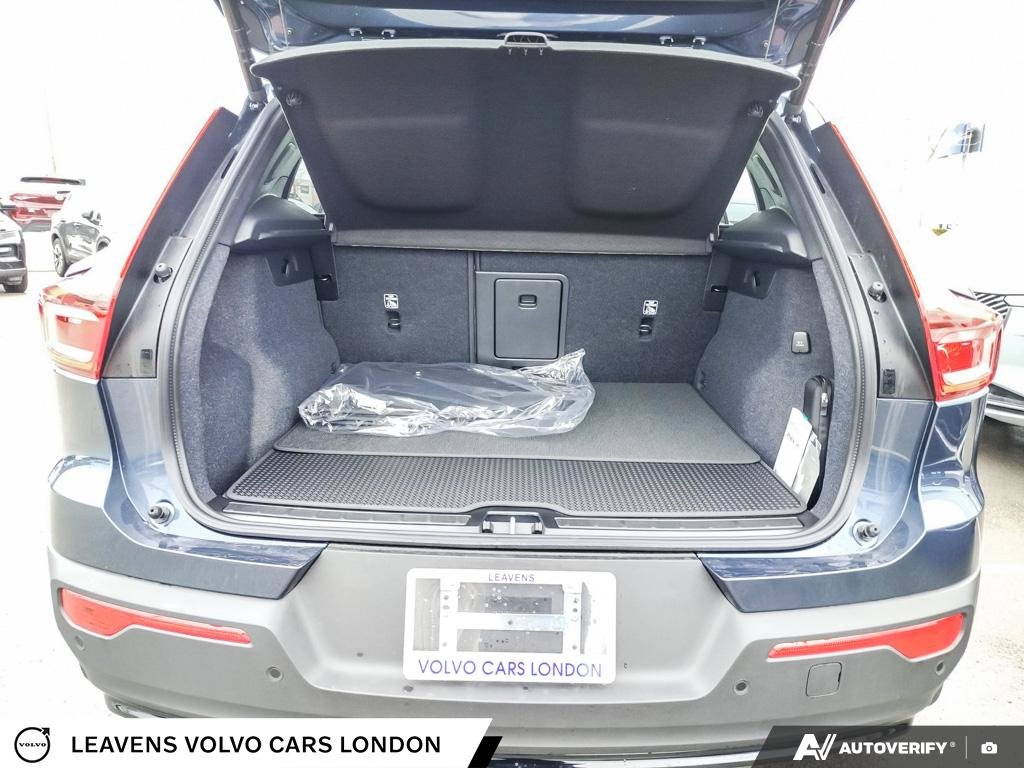 2026 Volvo XC40 PLUS DARK THEME-11