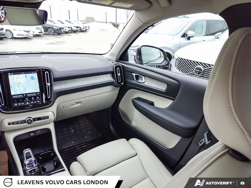 2026 Volvo XC40 PLUS DARK THEME-24