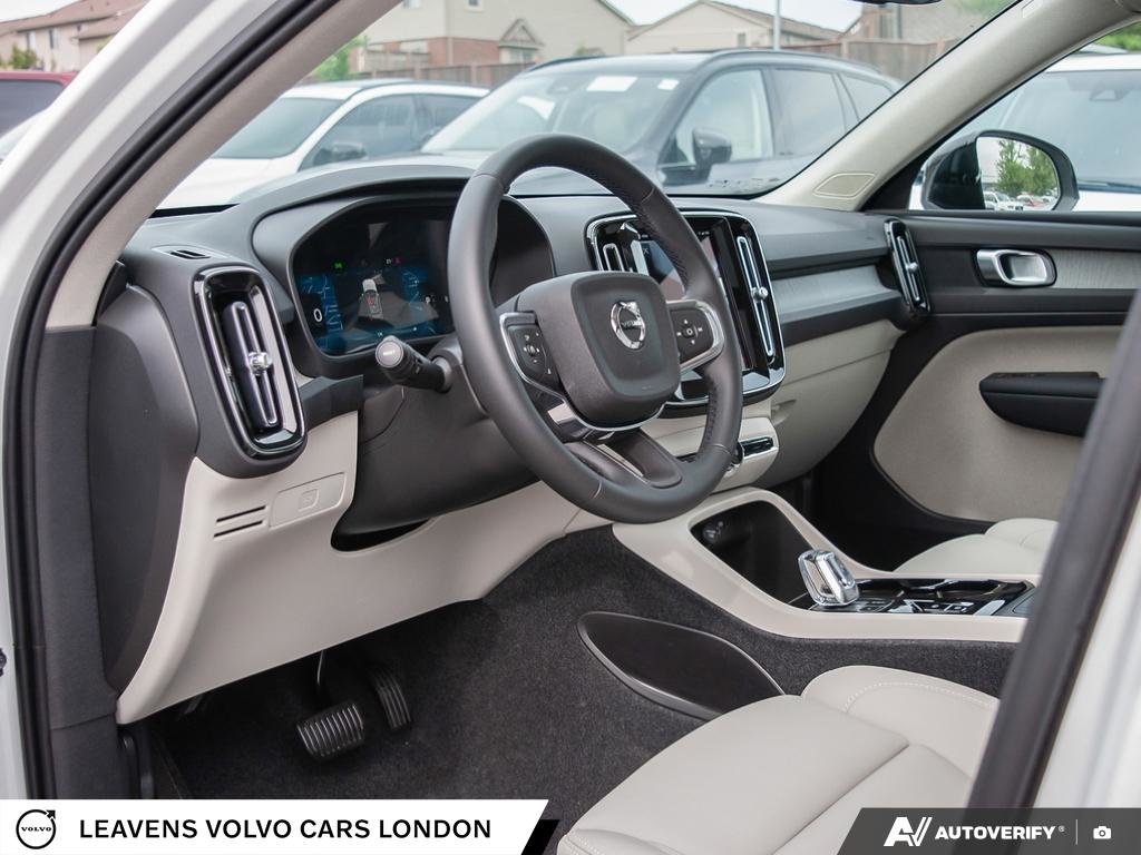 2026 Volvo XC40 PLUS DARK THEME-12