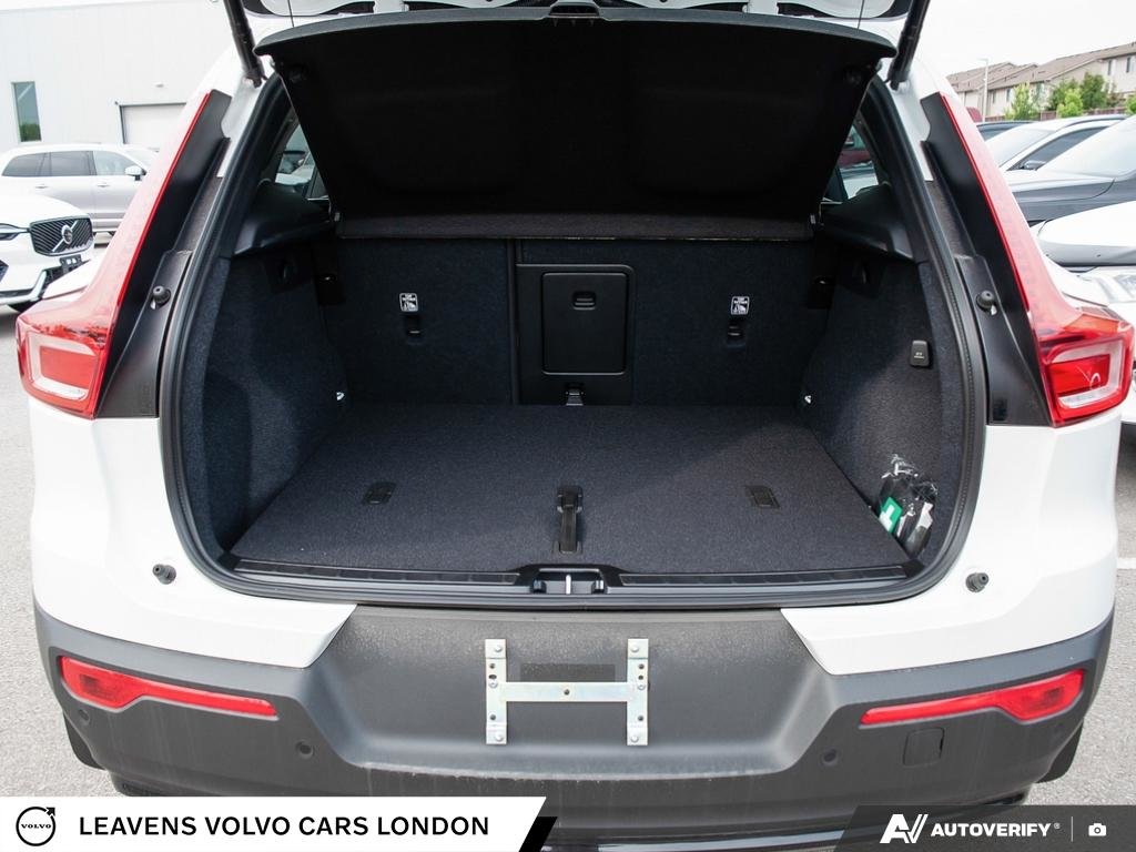 2026 Volvo XC40 PLUS DARK THEME-10