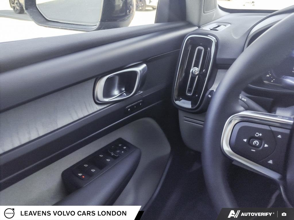 2026 Volvo XC40 PLUS DARK THEME-16