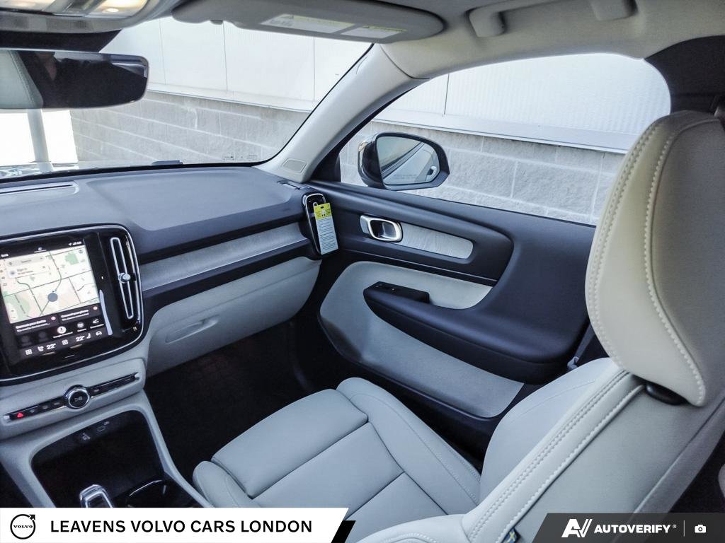2026 Volvo XC40 PLUS DARK THEME-24
