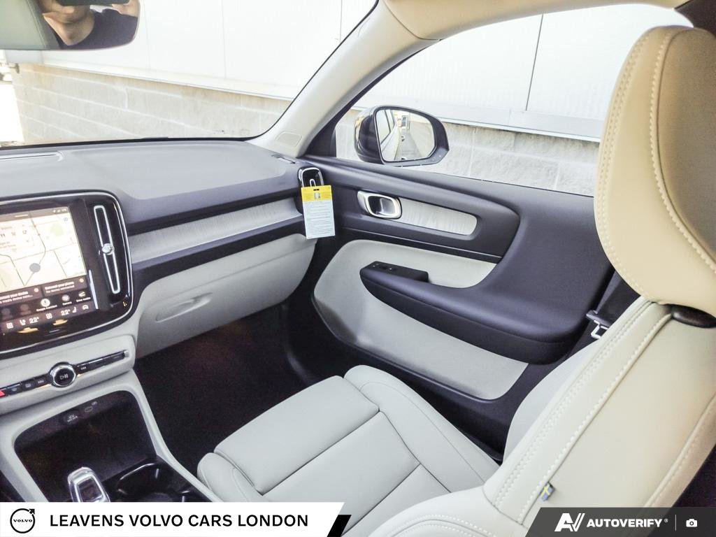 2026 Volvo XC40 PLUS DARK THEME-24