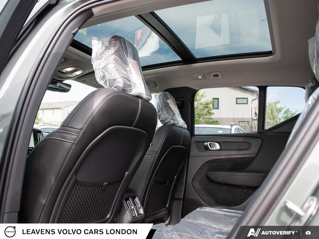 2026 Volvo XC40 ULTRA DARK THEME-23
