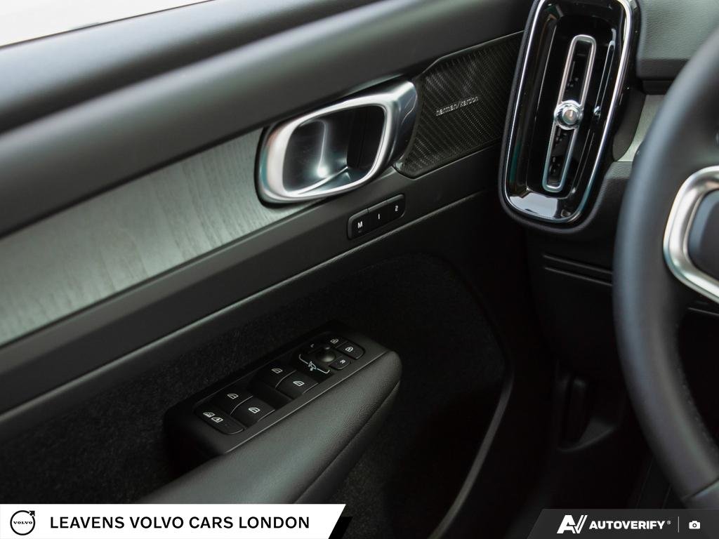2026 Volvo XC40 ULTRA DARK THEME-16