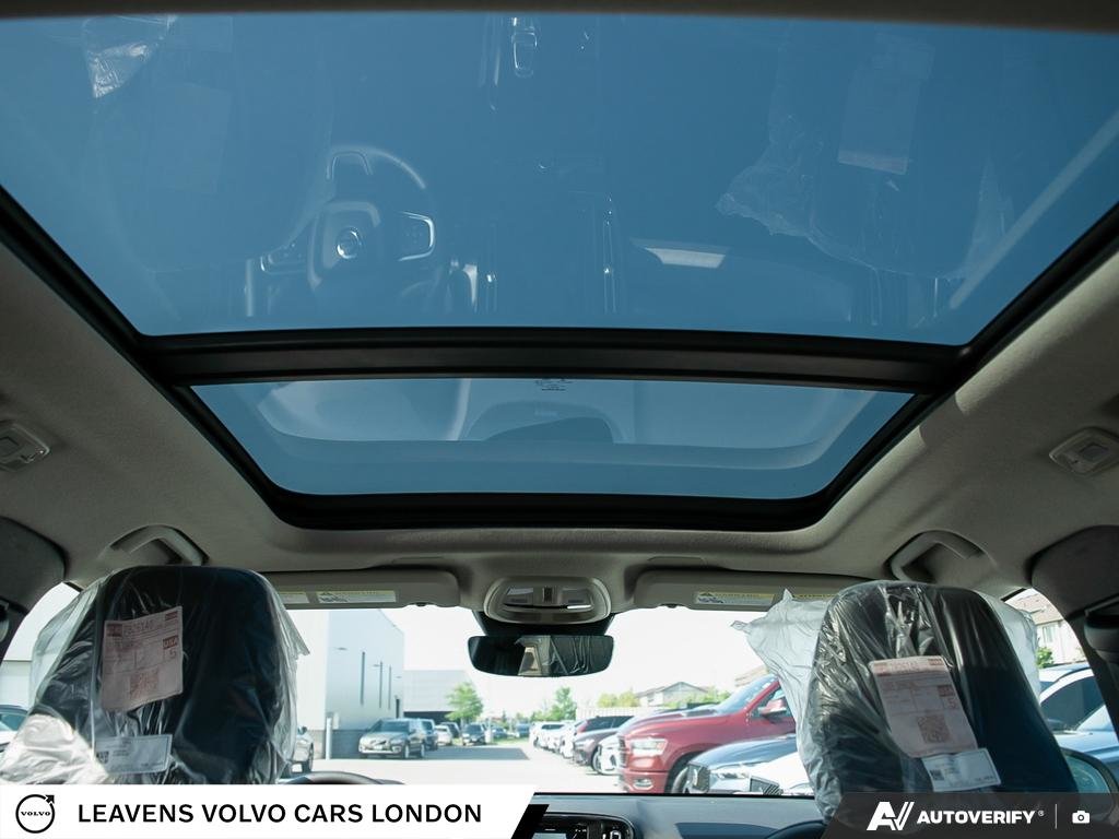 2026 Volvo XC40 ULTRA DARK THEME-25