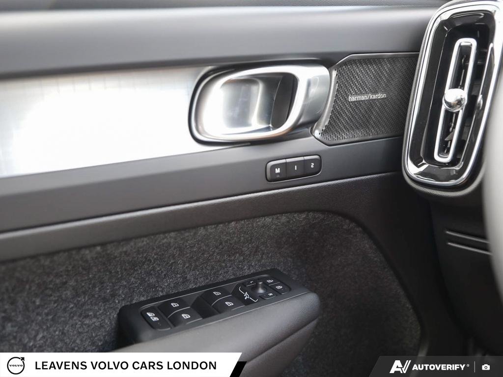 2026 Volvo XC40 ULTRA BLACK EDITION-16