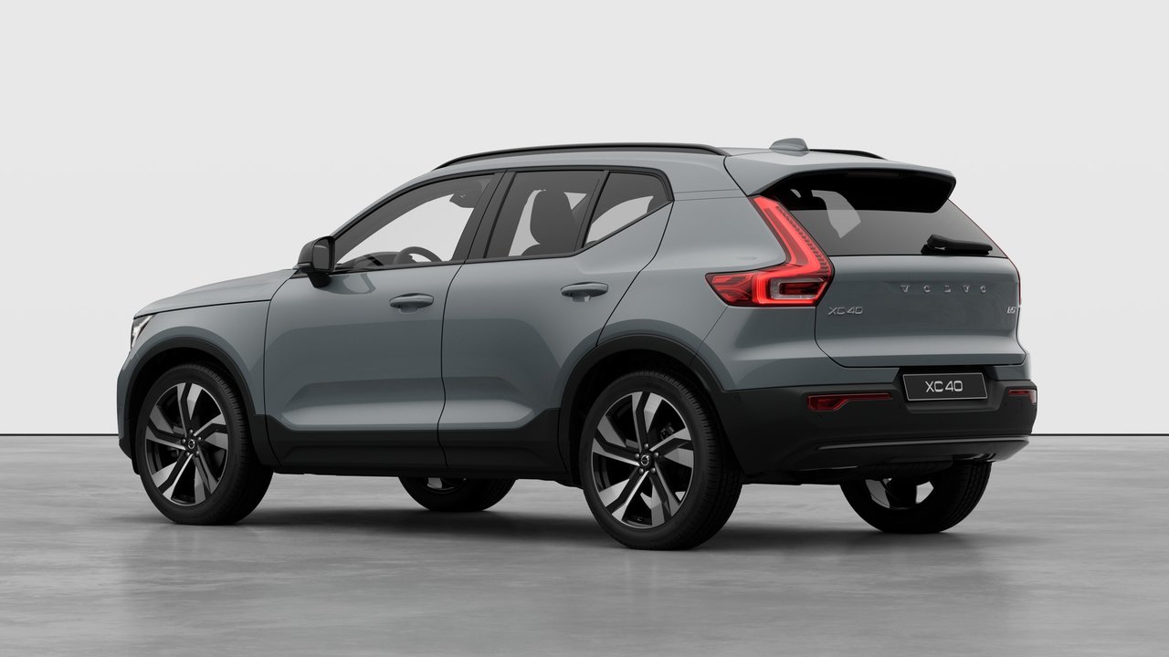 2026 Volvo XC40 PLUS DARK THEME-1