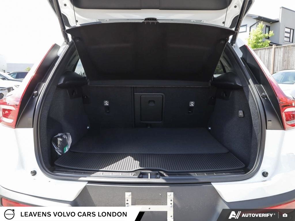 2026 Volvo XC40 PLUS DARK THEME-10