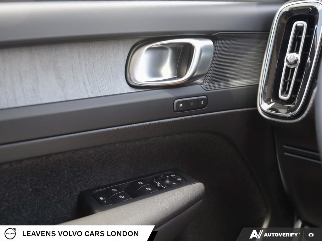 2026 Volvo XC40 PLUS DARK THEME-16