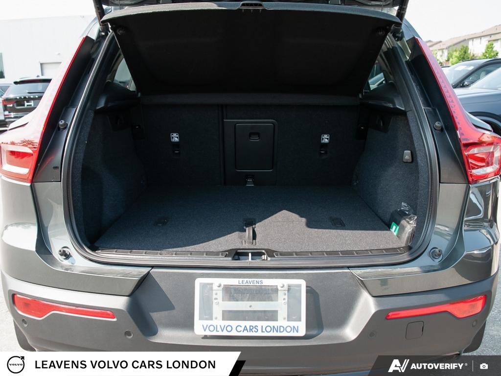 2026 Volvo XC40 PLUS DARK THEME-10