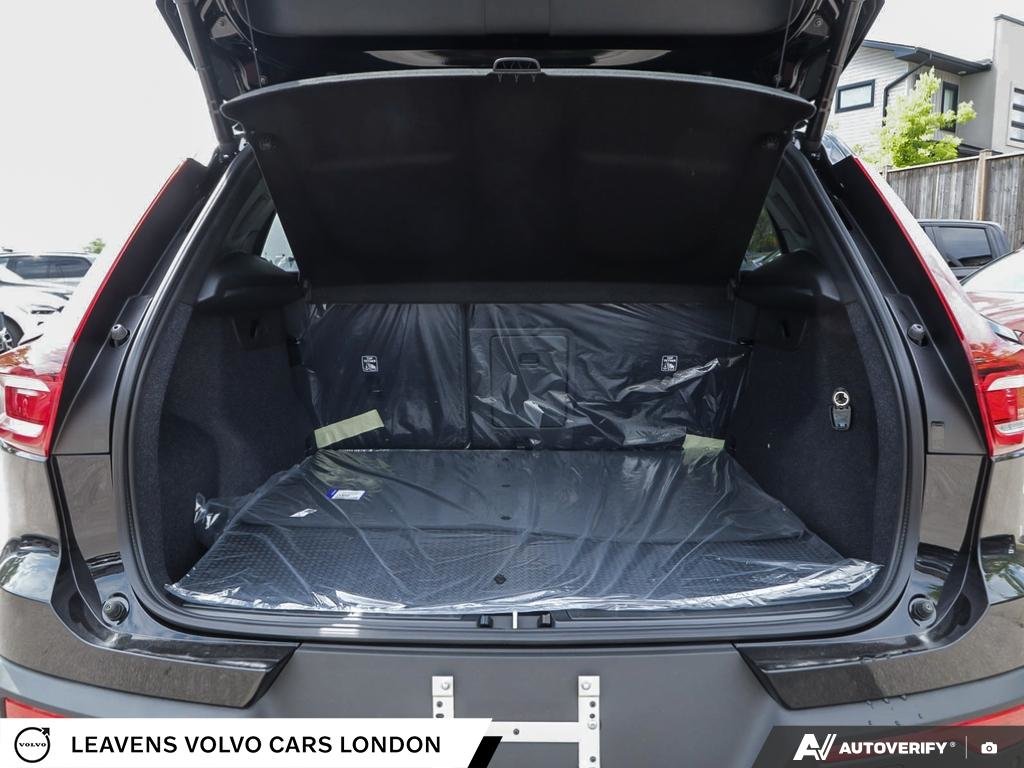 2026 Volvo XC40 ULTRA DARK THEME-10