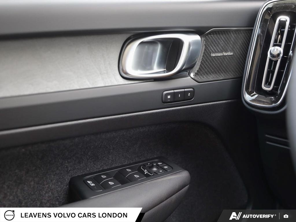 2026 Volvo XC40 ULTRA DARK THEME-16