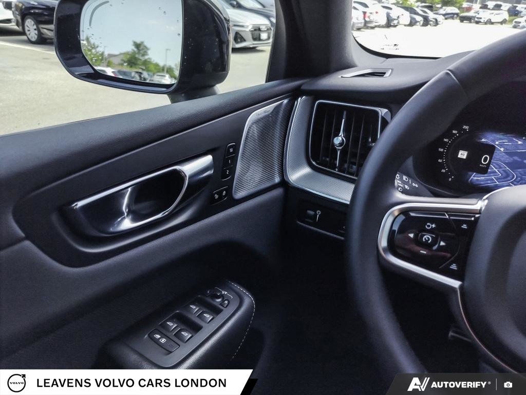 2022 Volvo XC60 R-DESIGN-16